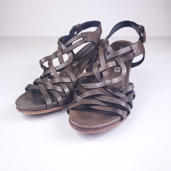 ALBERTO FERMANI Colo Milit T-Strap Heeled Sandals - Picture 2 of 9